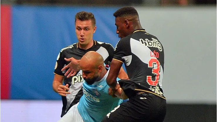 Thaciano e Léo Pelé disputam a bola em partida entre Bahia e Vasco. Foto: Walmir Cirne/AGIF