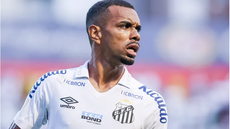 Lucas Pires durante partida entre Santos e Ferroviária, no Estádio Canindé, pelo Campeonato Paulista de 2023, no dia 28/01.