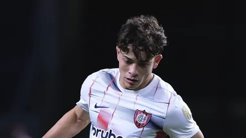 Piquerez jogador do Palmeiras disputa lance com Giay jogador do San Lorenzo durante partida no estádio Arena Allianz Parque pela Copa Libertadores 2024. Foto: Ettore Chiereguini/AGIF