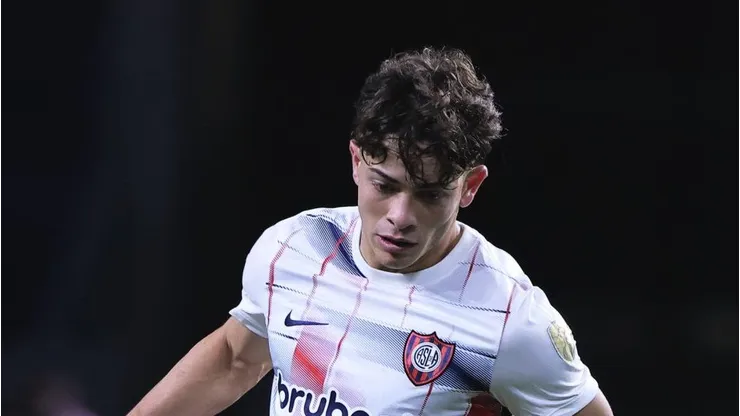 Piquerez jogador do Palmeiras disputa lance com Giay jogador do San Lorenzo durante partida no estádio Arena Allianz Parque pela Copa Libertadores 2024. Foto: Ettore Chiereguini/AGIF