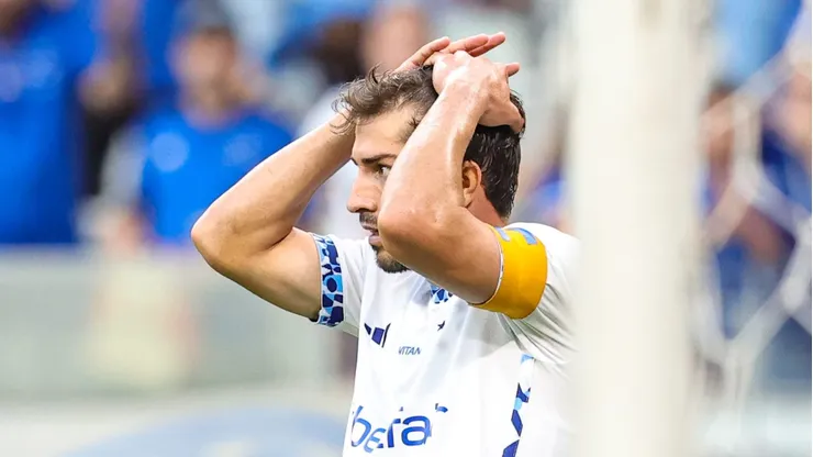 Lucas Silva, jogador do Cruzeiro, lamenta gol contra durante partida contra o Vitória no estádio Mineirão pelo Brasileirã Série A 2024. Foto: Gilson Lobo/AGIF