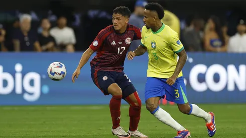 Éder Militão, zagueiron do Brasil, em jogo contra a Costa Rica. Foto: Buda Mendes/Getty Images.