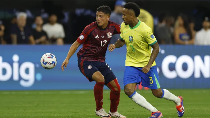 Éder Militão, zagueiron do Brasil, em jogo contra a Costa Rica. Foto: Buda Mendes/Getty Images.