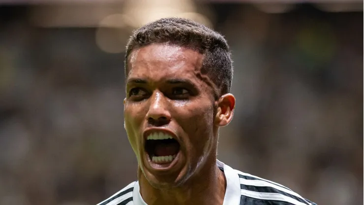 Pedrinho em campo pelo Atlético-MG. Meia-atacante define onde vai jogar.