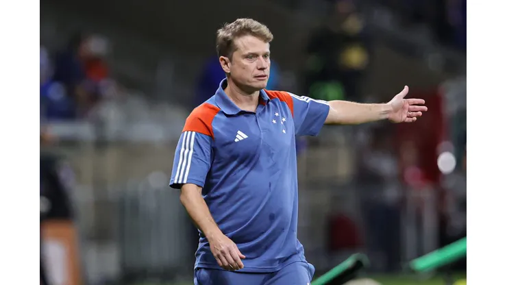 Fernando Seabra precisa resolver histórico recente diante do Athletico-PR.