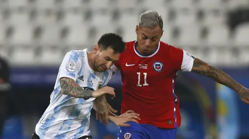 Messi e Vargas disputam a bola em confronto entre Argentina e Chile pela Copa América 2021. (Photo by Wagner Meier/Getty Images)