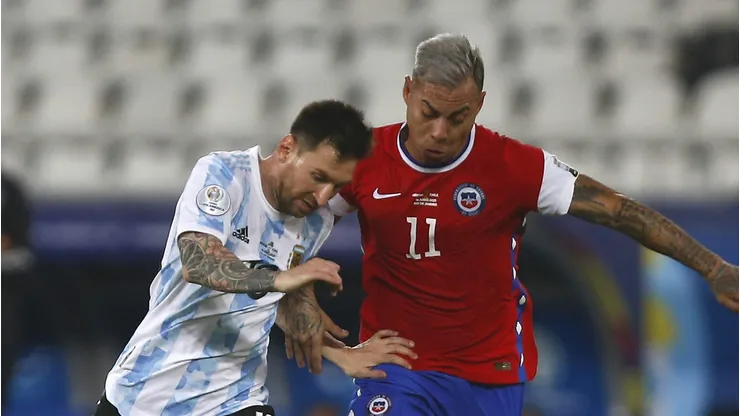 Messi e Vargas disputam a bola em confronto entre Argentina e Chile pela Copa América 2021. (Photo by Wagner Meier/Getty Images)
