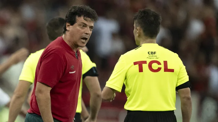 Fernando Diniz falando com o quarto árbitro durante jogo entre Fluminense x Flamengo. Foto: Jorge Rodrigues/AGIF