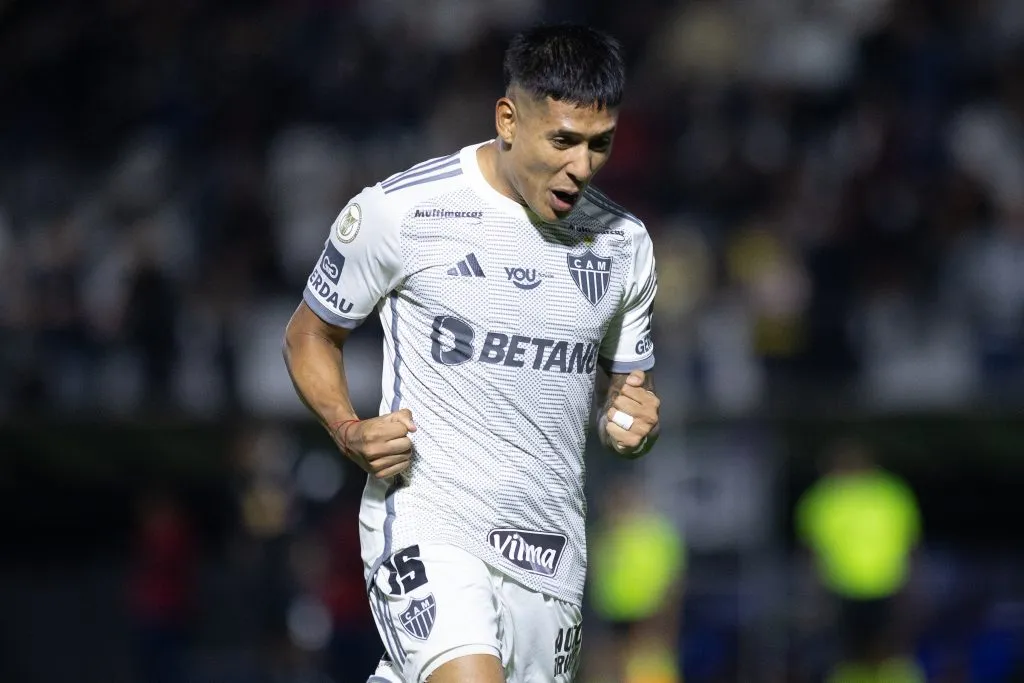 Zaracho jogador do Atlético-MG comemora seu gol durante partida contra o Bragantino no Estádio Nabi Abi Chedid pelo Campeonato Brasileiro A 2024. Foto: Fabio Moreira Pinto/AGIF