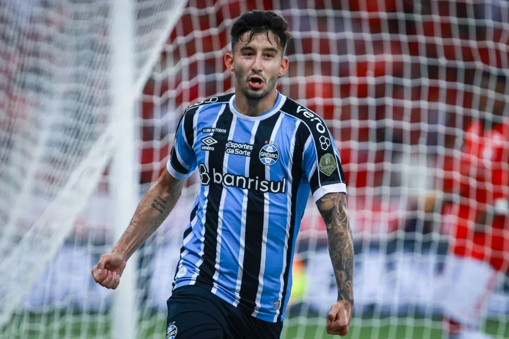 Mathias Villasanti jogador do Gremio comemora seu gol durante partida contra o Internacional no Estádio Beira-Rio pelo Campeonato Gaucho 2024. Foto: Maxi Franzoi/AGIF