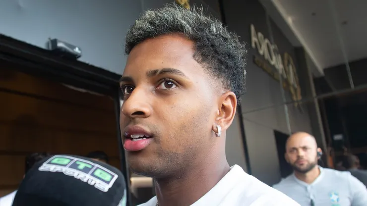 MT - CUIABA - 09/10/2023 - SELECAO BRASILEIRA, CHEGADA CUIABA - Rodrygo jogador da Selecao Brasileira, e visto na chegada ao Hotel Grand Odara, na cidade de Cuiaba, nesta segunda-feira (09). O Brasil enfrenta a Venezuela na arena Pantanal pelas Eliminatorias da Copa do Mundo de 2026.