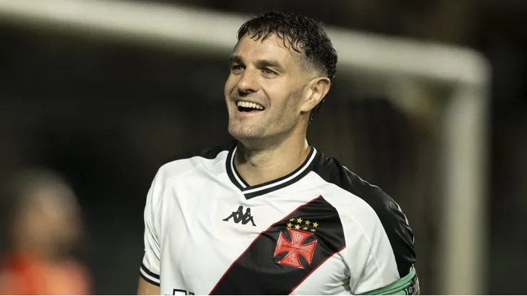 Vegetti comemorando um dos gols do Vasco em jogo contra o São Paulo, em São Januário, pelo Campeonato Brasileiro, no dia 22/06/2024.