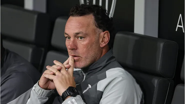 Milito se posiciona sobre situação de Everson durante coletiva