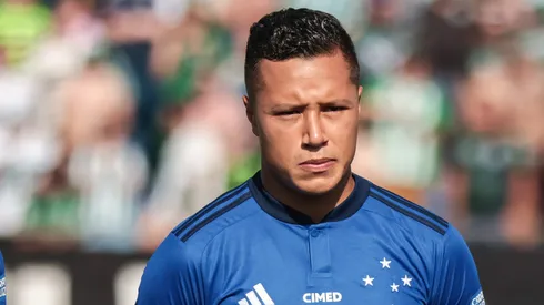 Marlon, jogador do Cruzeiro, durante execução do hino nacional antes da partida contra o Coritiba no estádio Durival de Britto pelo Brasileirão Série A 2023. Foto: Robson Mafra/AGIF