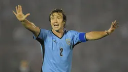 Diego Lugano em partida pelo Uruguai (Foto: Laurence Griffiths/Getty Images)