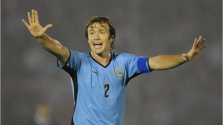 Diego Lugano em partida pelo Uruguai (Foto: Laurence Griffiths/Getty Images)