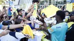 Vinicius Junior atendendo a torcida após o treino. Foto: Rafael Ribeiro/CBF