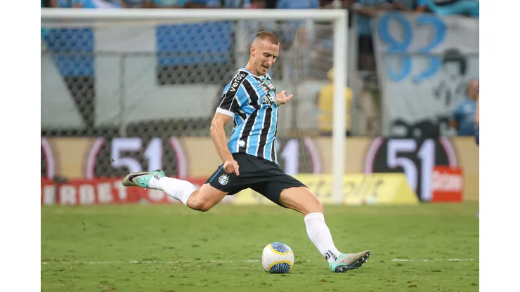 Rodrigo Ely esteve no ataque na reta final do Grenal.