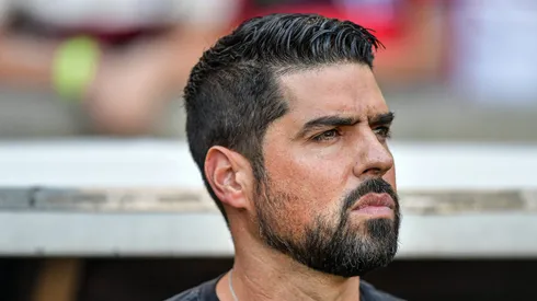 António Oliveira durante partida contra o Flamengo. Técnico é criticado por corinthianos.