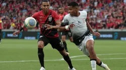 Madson jogador do Athletico-PR disputa lance com Wesley jogador do Corinthians durante partida no estadio Arena da Baixada pelo campeonato Brasileiro A 2024. Foto: Robson Mafra/AGIF
