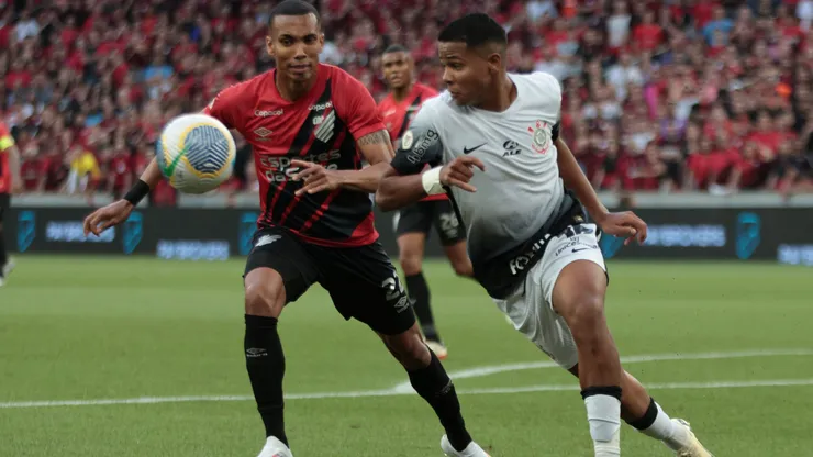 Madson jogador do Athletico-PR disputa lance com Wesley jogador do Corinthians durante partida no estadio Arena da Baixada pelo campeonato Brasileiro A 2024. Foto: Robson Mafra/AGIF