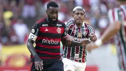 John Kennedy jogador do Fluminense disputa lance com Gerson jogador do Flamengo durante partida no estadio Maracana pelo campeonato Brasileiro A 2024. Foto: Jorge Rodrigues/AGIF