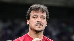 Fernando Diniz durante partida contra o Cruzeiro. Treinador corre risco de demissão.