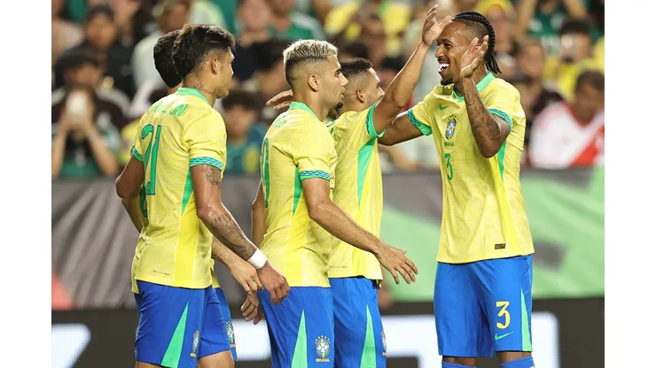 Jogadores do Brasil comemorando gol antes da Copa América. (Foto de Omar Vega/Getty Images)