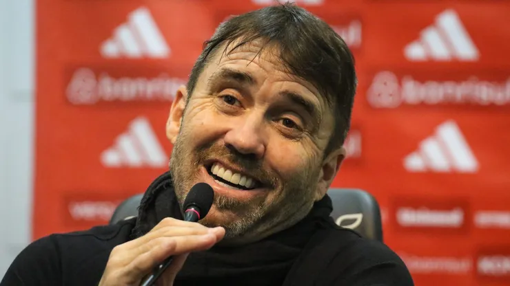 Eduardo Coudet, treinador do Internacional, durante partida contra o São Paulo no estádio Heriberto Hulse pelo Brasileirão Série A 2024. Foto: Leonardo Hubbe/AGIF