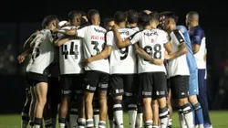 Jogadores do Vasco comemorando terceiro gol da partida contra o São Paulo