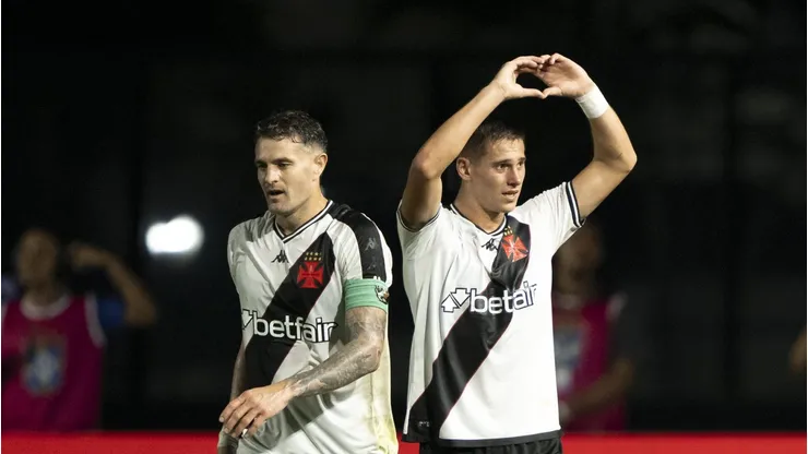 Vegetti e Estrella comemoram gol contra o São Paulo. Foto: Jorge Rodrigues/AGIF
