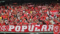 Torcida do Internacional durante partida contra Gremio no estadio Couto Pereira pelo campeonato Brasileiro A 2024. Foto: Lucas Gabriel Cardoso/AGIF