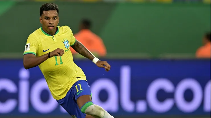 Rodrygo em partida das Eliminatórias para o mundial de 2026 (Foto: by Pedro Vilela/Getty Images)