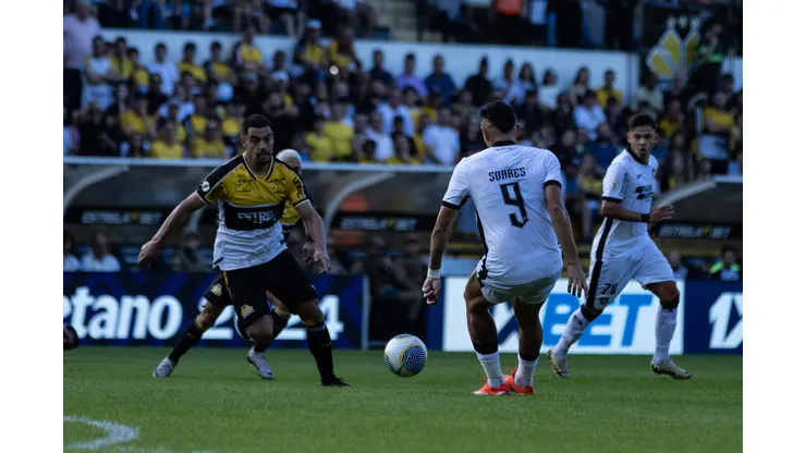 Tiquinho Soares jogador do Botafogo durante partida contra o Criciuma. Foto: Leonardo Hubbe/AGIF