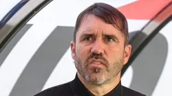 Eduardo Coudet durante partida do Brasileirão. Argentino é questionado pelos torcedores.