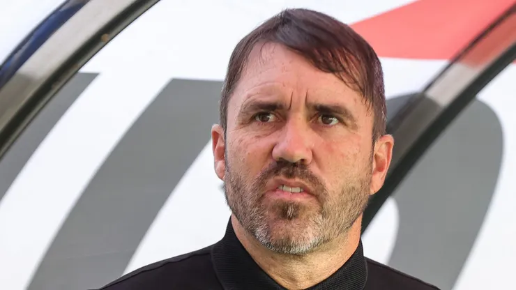 Eduardo Coudet durante partida do Brasileirão. Argentino é questionado pelos torcedores.
