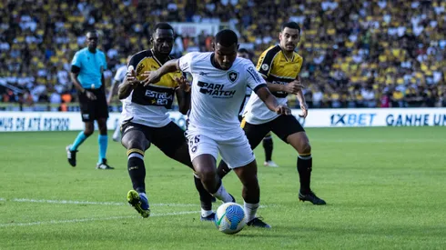 Bolasie jogador do Criciuma disputa lance com Cuiabano jogador do Botafogo durante partida no estadio Heriberto Hulse pelo campeonato Brasileiro A 2024. Foto: Leonardo Hubbe/AGIF
