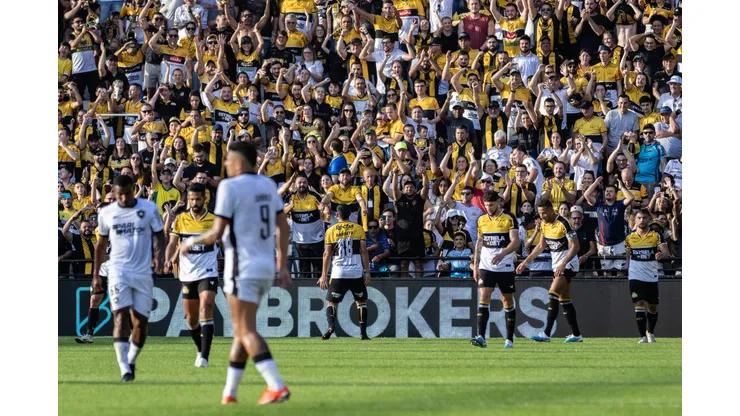 Barreto jogador do Criciuma comemora seu gol contra o Botafogo com a torcida. Foto: Leonardo Hubbe/AGIF