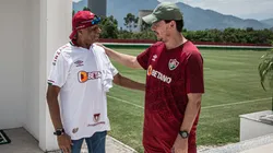 Carlos Alberto Pintinho (E), durante visita ao Fluminense, em 2023.