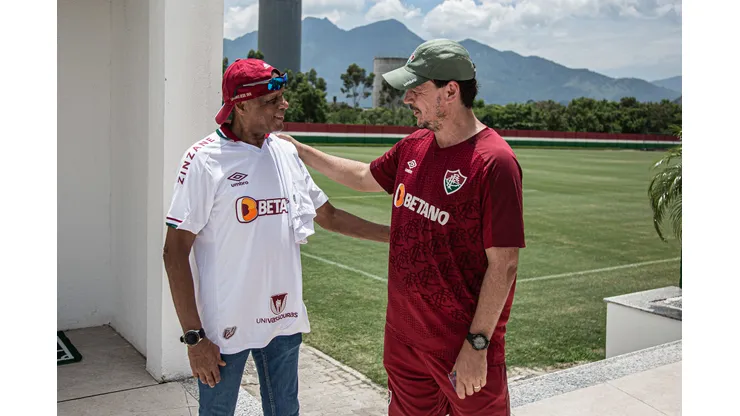 Carlos Alberto Pintinho (E), durante visita ao Fluminense, em 2023.