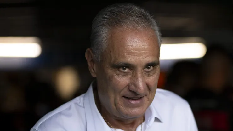 Tite durante partida no Maracanã. Treinador confirma novidade no Mengão.