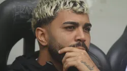 Gabigol no banco de reservas durante partida entre Athletico/PR e Flamengo, na Ligga Arena, pelo Campeonato Brasileiro, no dia 16/06/2024.