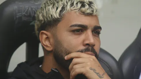 Gabigol no banco de reservas durante partida entre Athletico/PR e Flamengo, na Ligga Arena, pelo Campeonato Brasileiro, no dia 16/06/2024.