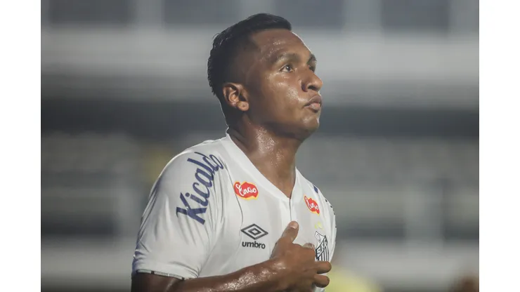 Morelos ainda tem contrato com o Santos.