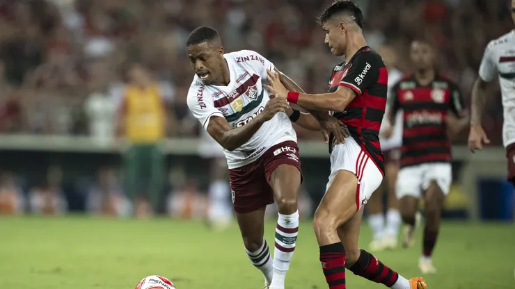 Luiz Araújo jogador do Flamengo disputa lance com Keno jogador do Fluminense durante partida no estadio Maracana pelo campeonato Carioca 2024. Foto: Jorge Rodrigues/AGIF