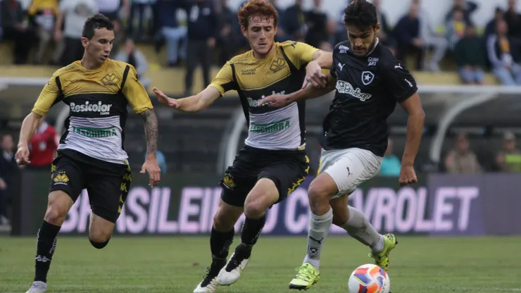 Criciúma e Botafogo se enfrentam no estadio Heriberto Hulse. Foto: Guilherme Hahn/AGIF
