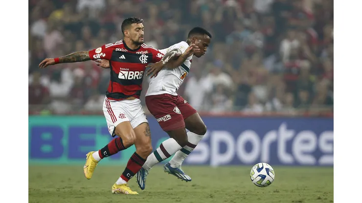 Jogadores de Flamengo e Fluminense disputando a bola. (Foto de Wagner Meier/Getty Images)
