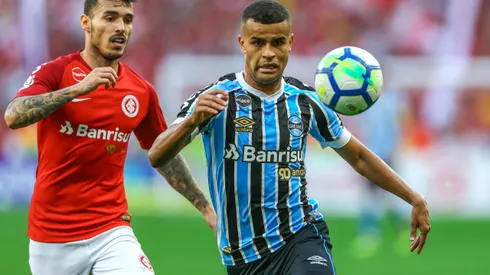 Jogadores de Internacional e Grêmio atuando. (Foto de Lucas Uebel/Getty Images)