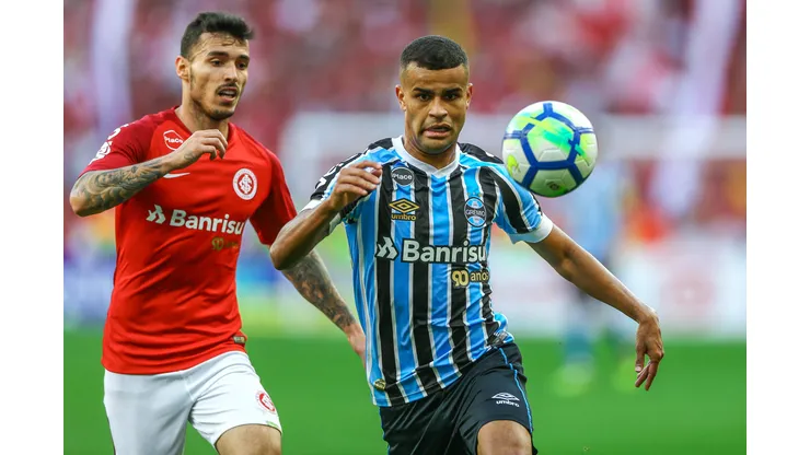 Jogadores de Internacional e Grêmio atuando. (Foto de Lucas Uebel/Getty Images)