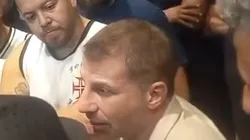 Pedrinho conversa na porta de hotel em que o Vasco se concentra